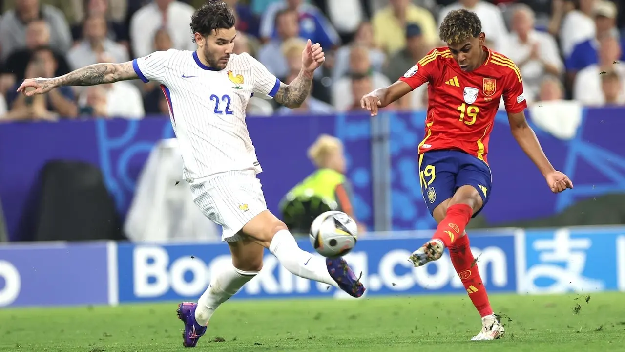 Las ciudades de Castilla-La Mancha instalarán pantallas gigantes para la final de la Eurocopa. En la imagen&nbsp;Lamine Yamal y Theo Hernandez en la semifinal
