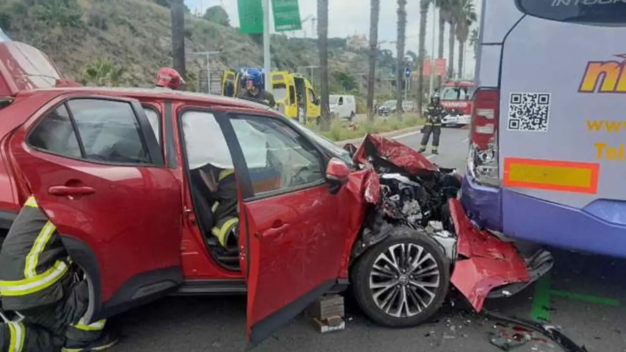Un coche colisiona contra un autocar y la conductora es rescatada por el maletero