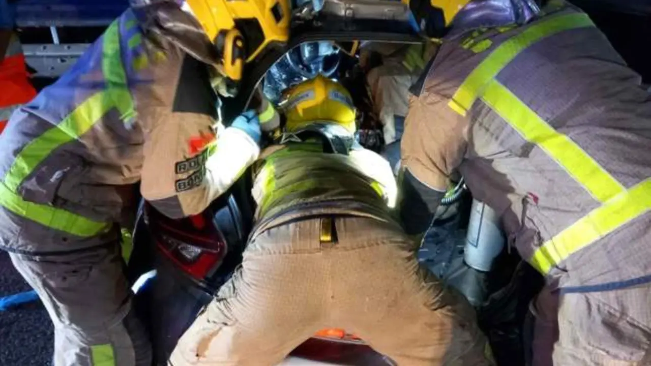 Cinco miembros de una familia heridos y el perro muerto al volcar con su turismo