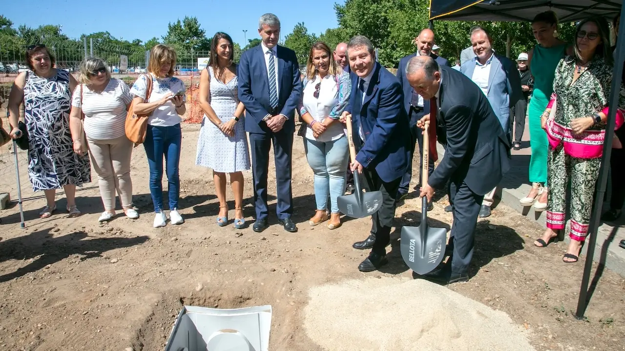 El presidente de Castilla-La Mancha, Emiliano García-Page, ha colocado la primera piedra del nuevo Centro de Día para personas con Alzheimer y el Centro de Mayores de Talavera de la Reina (Toledo)