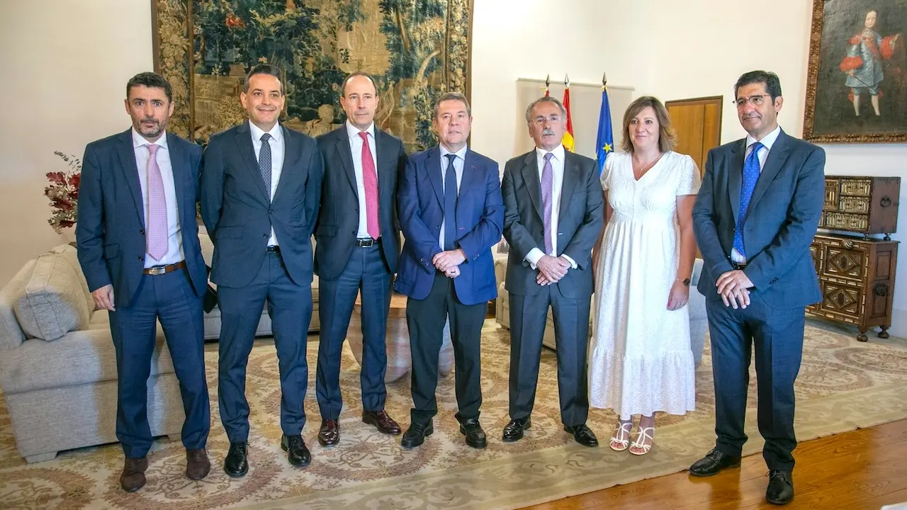El presidente de Castilla-La Mancha, Emiliano García-Page, se ha reunido, en el Palacio de Fuensalida de Toledo, con los responsables del Grupo Oesía