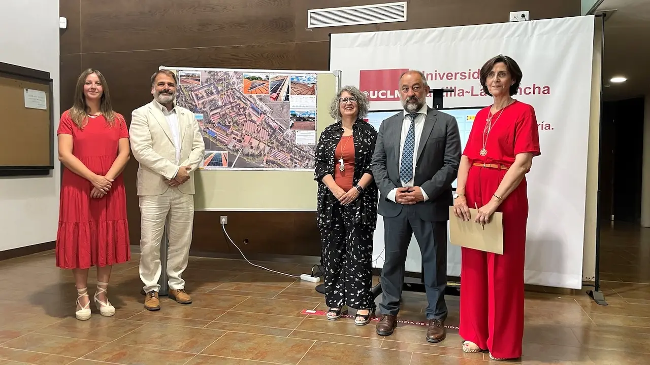 La UCLM avanza en la descarbonización con la instalación de 627 paneles solares fotovoltaicos en el Campus de Toledo