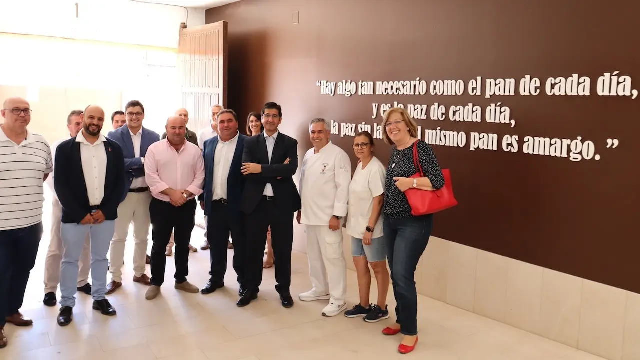 El vicepresidente segundo del Gobierno de Castilla-La Mancha, José Manuel Caballero, ha visitado dos proyectos empresariales financiados con fondos europeos LEADER a través del Grupo de Desarrollo Rural Alto Guadiana Mancha
