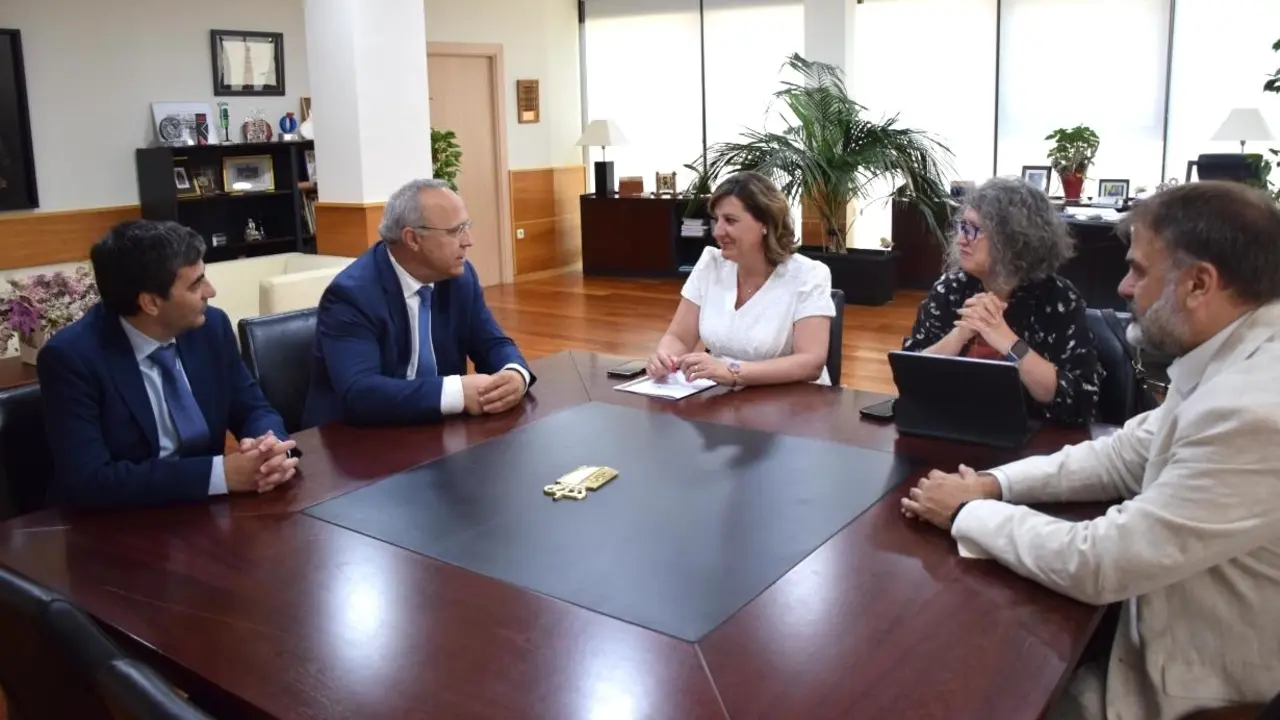 La consejera de Economía, Empresas y Empleo, Patricia Franco, y la consejera de Desarrollo Sostenible, Mercedes Gómez, se han reunido con el que será, a partir de septiembre, el nuevo director del Complejo en Puertollano, Antonio Lorenzo, y con el actual director, Arsenio Salvador