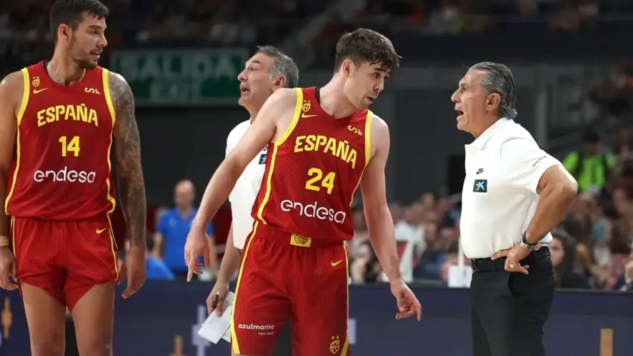 España y Argentina jugarán un amistoso en Guadalajara el próximo 19 de julio. En la imagen Sergio Scariolo y jugadores de la selección