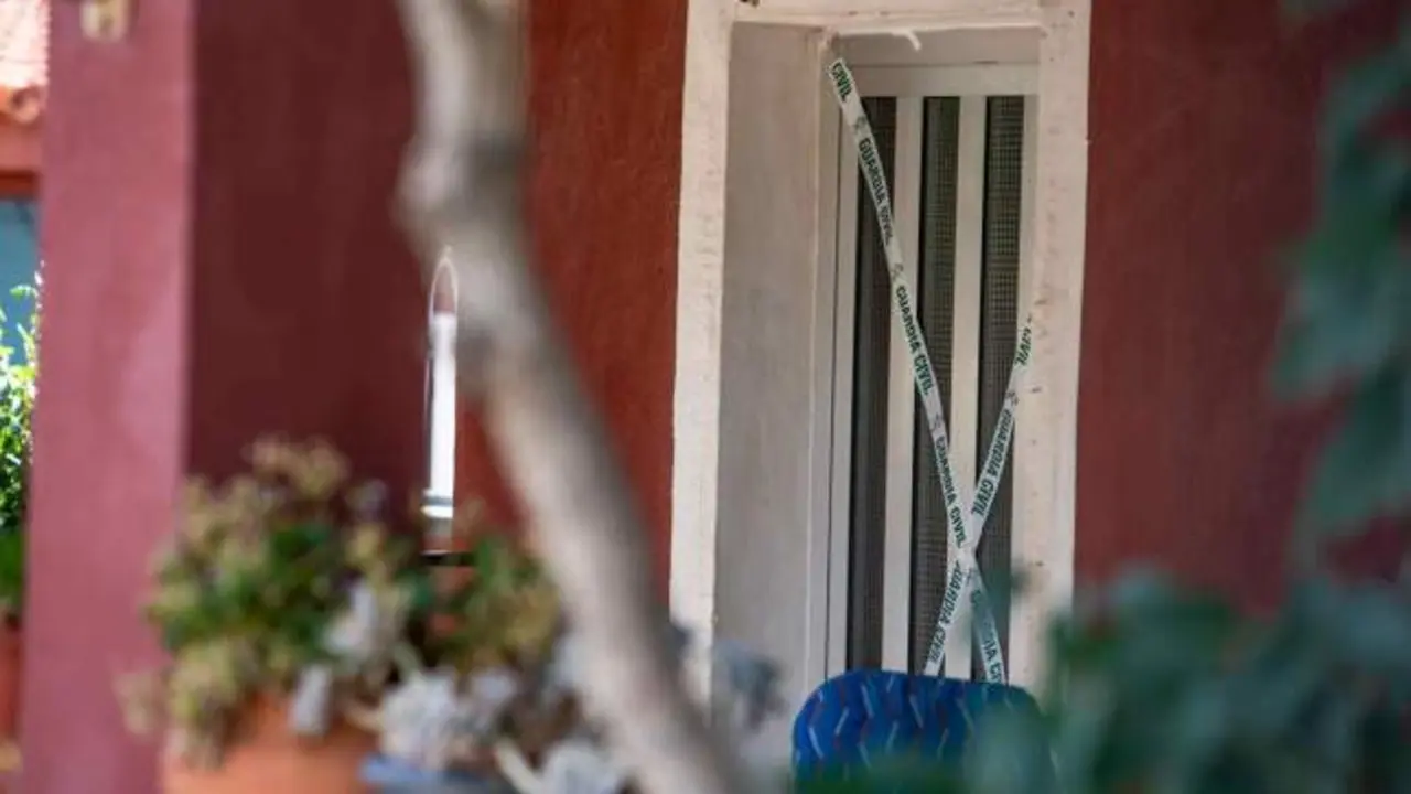 Investigan la muerte de un matrimonio en su casa: ella en una cama y él ahorcado