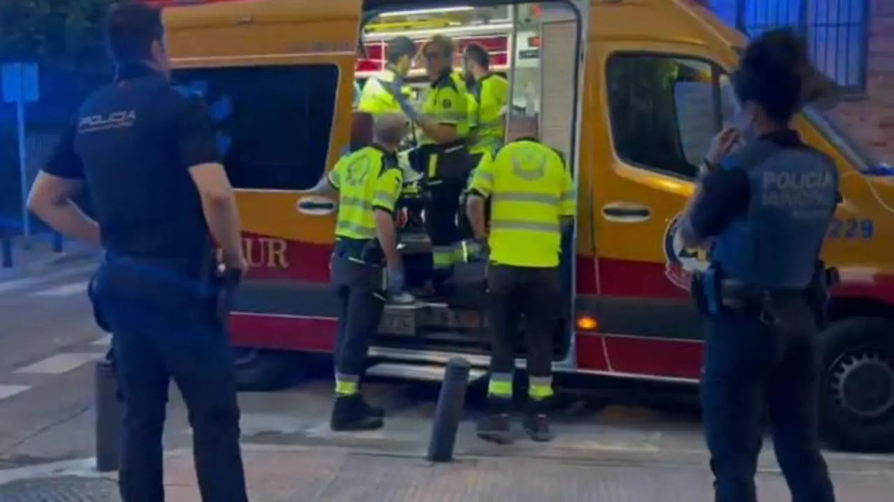 Prende fuego a 3 hombres y escapa: están críticos con quemaduras de segundo grado, ambulancia, policía, reyerta,