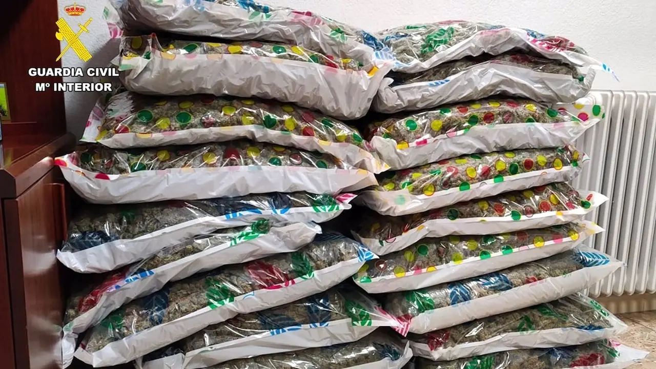 Dos hombres detenidos cuando transportaban 49 kilos de marihuana en un coche