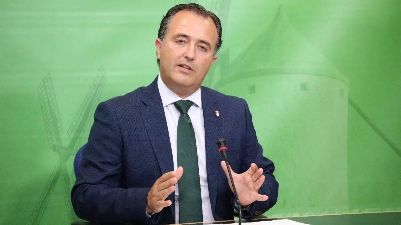 El presidente de Vox en las Cortes de Castilla-La Mancha, David Moreno, en rueda de prensa en el Parlamento regional