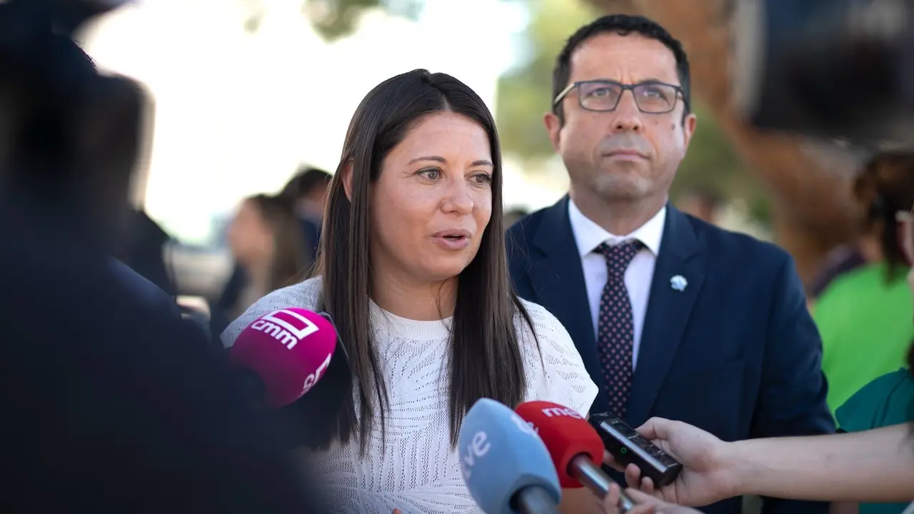 La consejera de Bienestar Social de Castilla-La Mancha, Bárbara García Torijano, atendiendo a los medios este viernes en Motilla del Palancar (Cuenca)