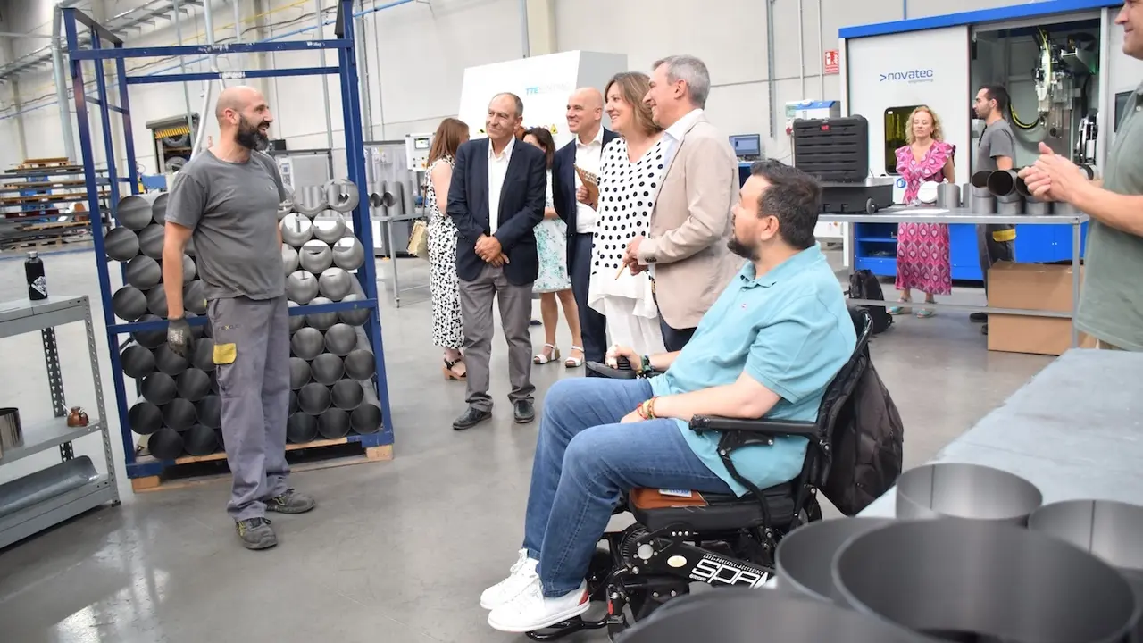 La consejera de Economía, Empresas y Empleo, Patricia Franco, ha visitado las instalaciones de la empresa ‘Exojo SL’ en La Roda (Albacete)