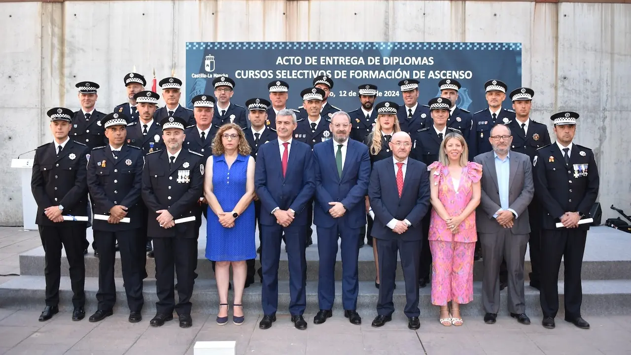 El viceconsejero de Administración Local y Coordinación Administrativa, Eusebio Robles, y el director general de Protección Ciudadana, Emilio Puig, han asistido al acto institucional de clausura de cursos selectivos de formación de ascenso para policías locales