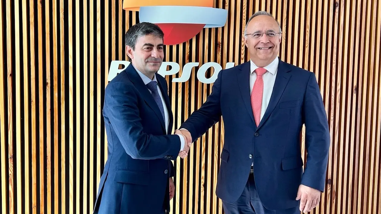 El nuevo director de Repsol Puertollano, Antonio Lorenzo, toma el relevo en el "sólido plan de transformación" del complejo petroquímico