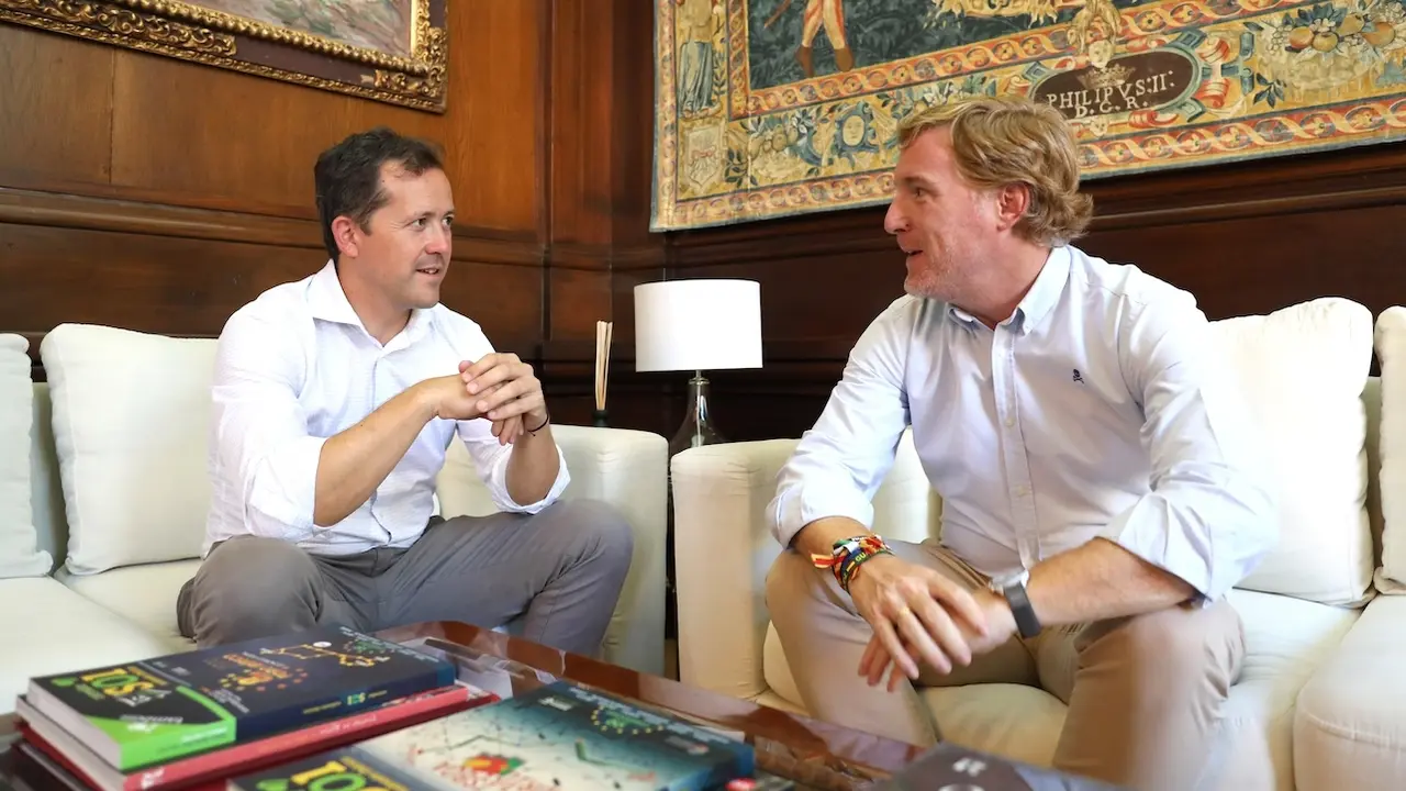 El alcalde de Toledo, Carlos Velázquez ha mantenido una reunión en el Ayuntamiento con el alcalde de Badajoz, Ignacio Gragera