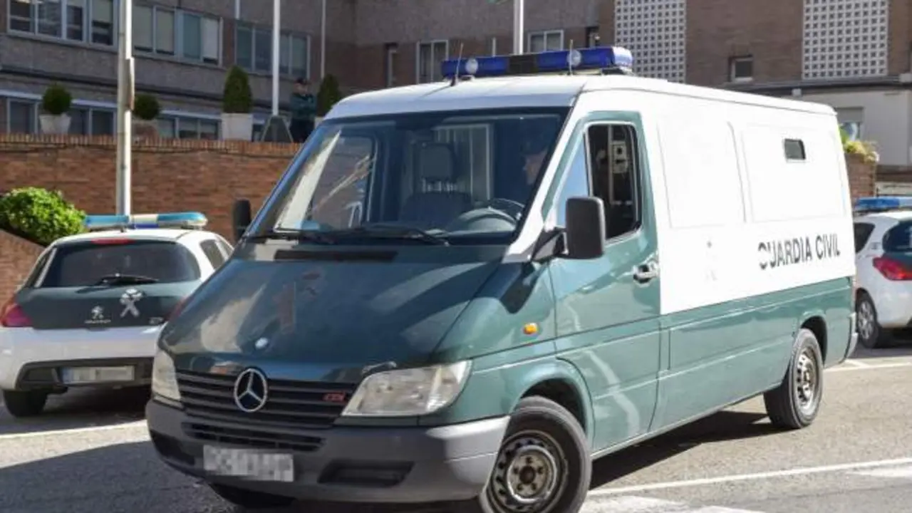 Muere una mujer arrollada por un furgón de la Guardia Civil cuando volvía de comprar