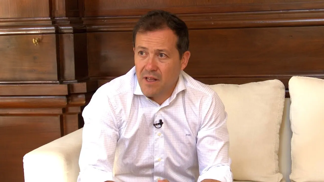El alcalde de Toledo y presidente provincial del PP, Carlos Velázquez, en un momento de la entrevista con Europa Press