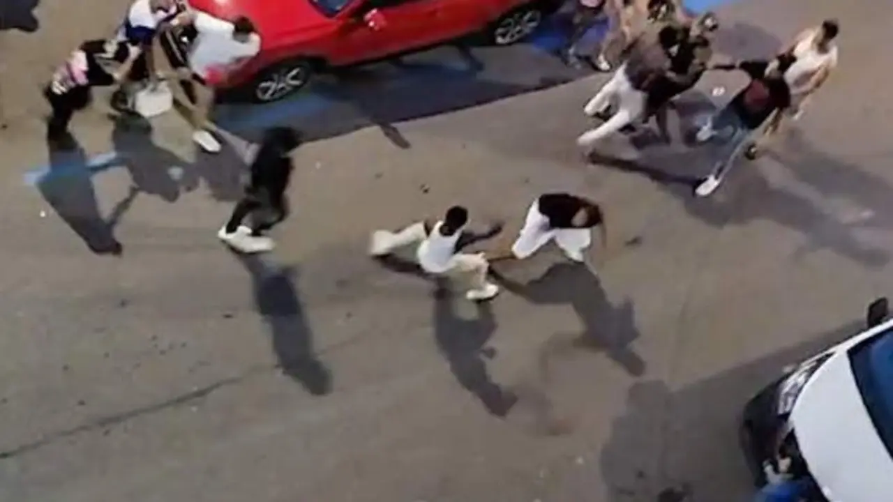 VIDEO. Reyerta multitudinaria: cuchillos, piedras y golpes en una nueva pelea de bar