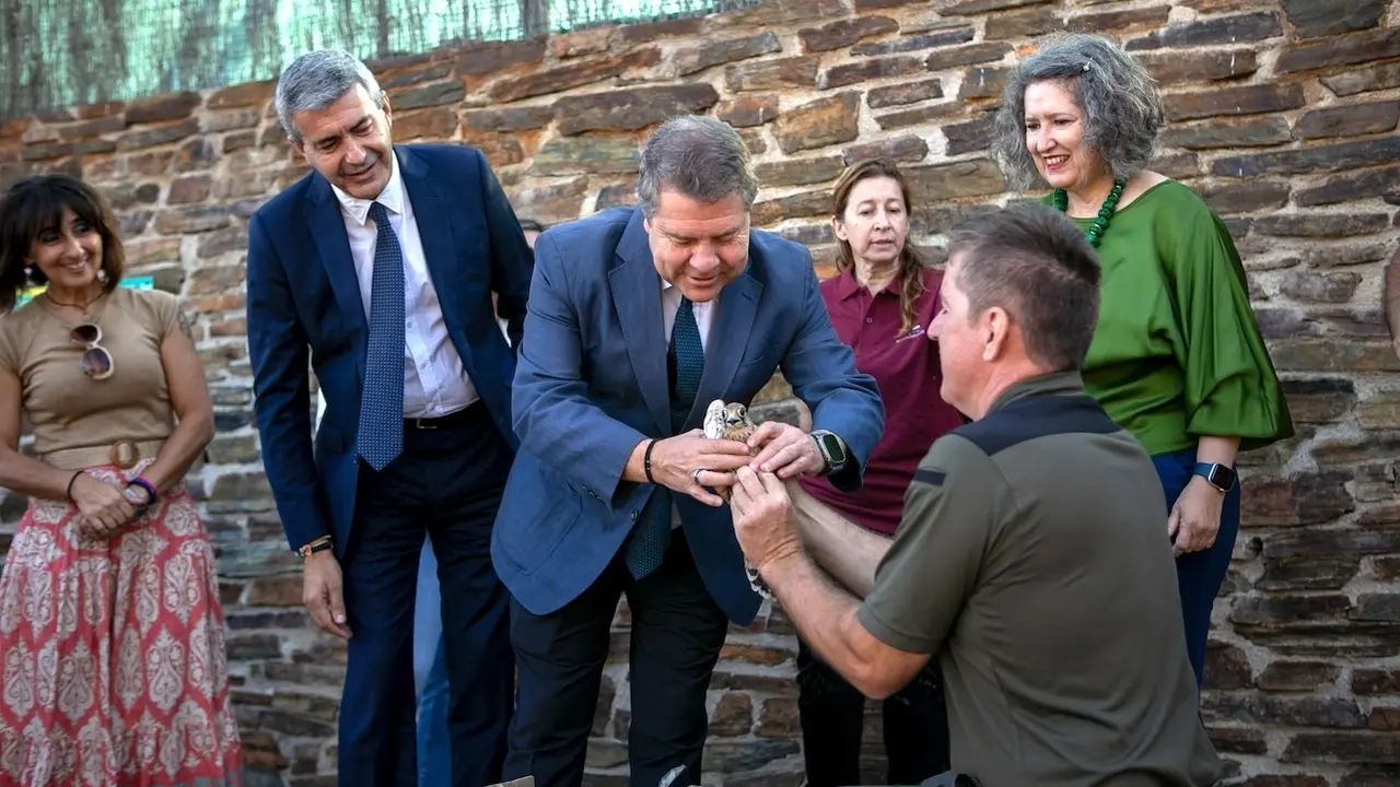 El presidente de Castilla-La Mancha, Emiliano García-Page, ha inaugurado las obras de renovación del Centro de Estudios de Rapaces Ibéricas (CERI) de Sevilleja de la Jara (Toledo)