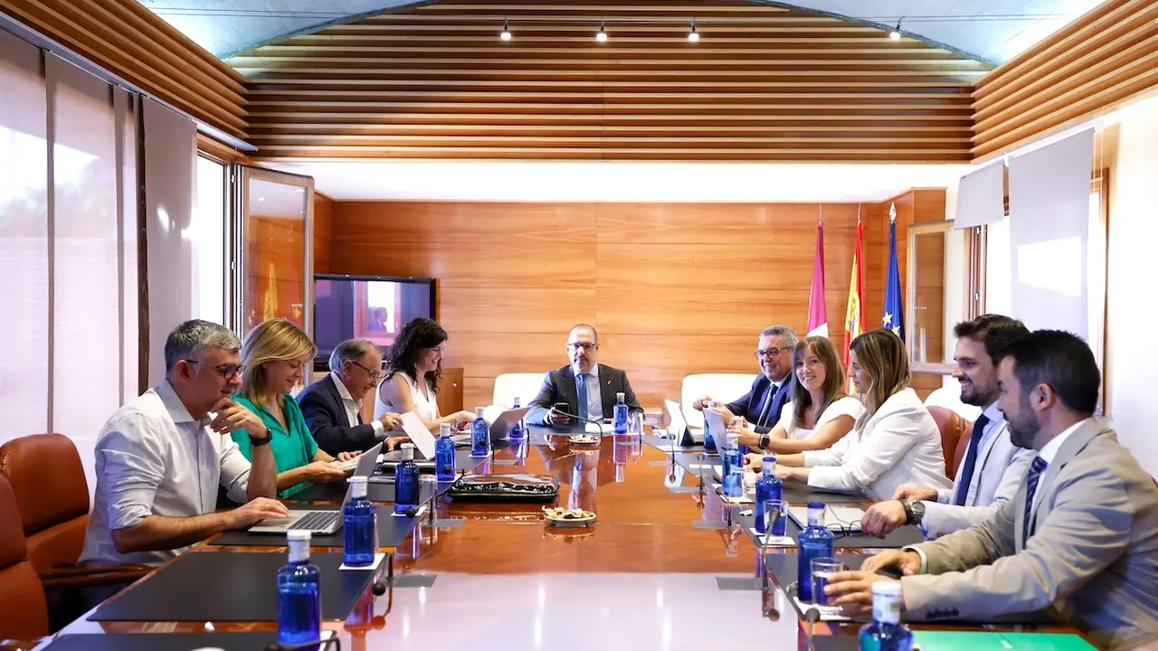 En la imagen un instante de la reunión de la Junta de Portavoces y Mesa de las Cortes de Castilla-La Mancha