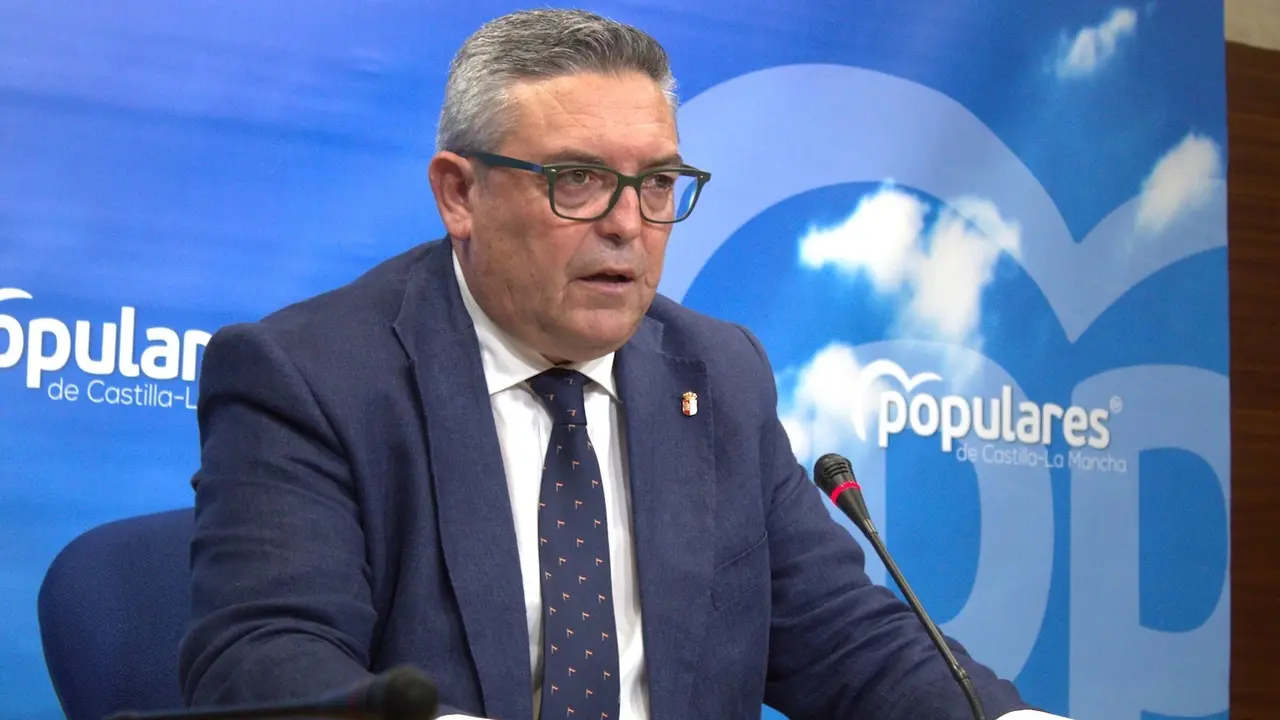 El diputado del PP en las Cortes de Castilla-La Mancha, Santiago Lucas-Torres, durante la rueda de prensa que ha ofrecido en el Parlamento regional