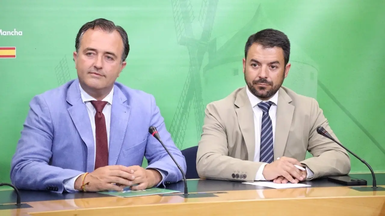 El presidente de Vox en las Cortes de Castilla-La Mancha, David Moreno, y el portavoz parlamentario, Iván Sánchez, durante la rueda de prensa que han ofrecido