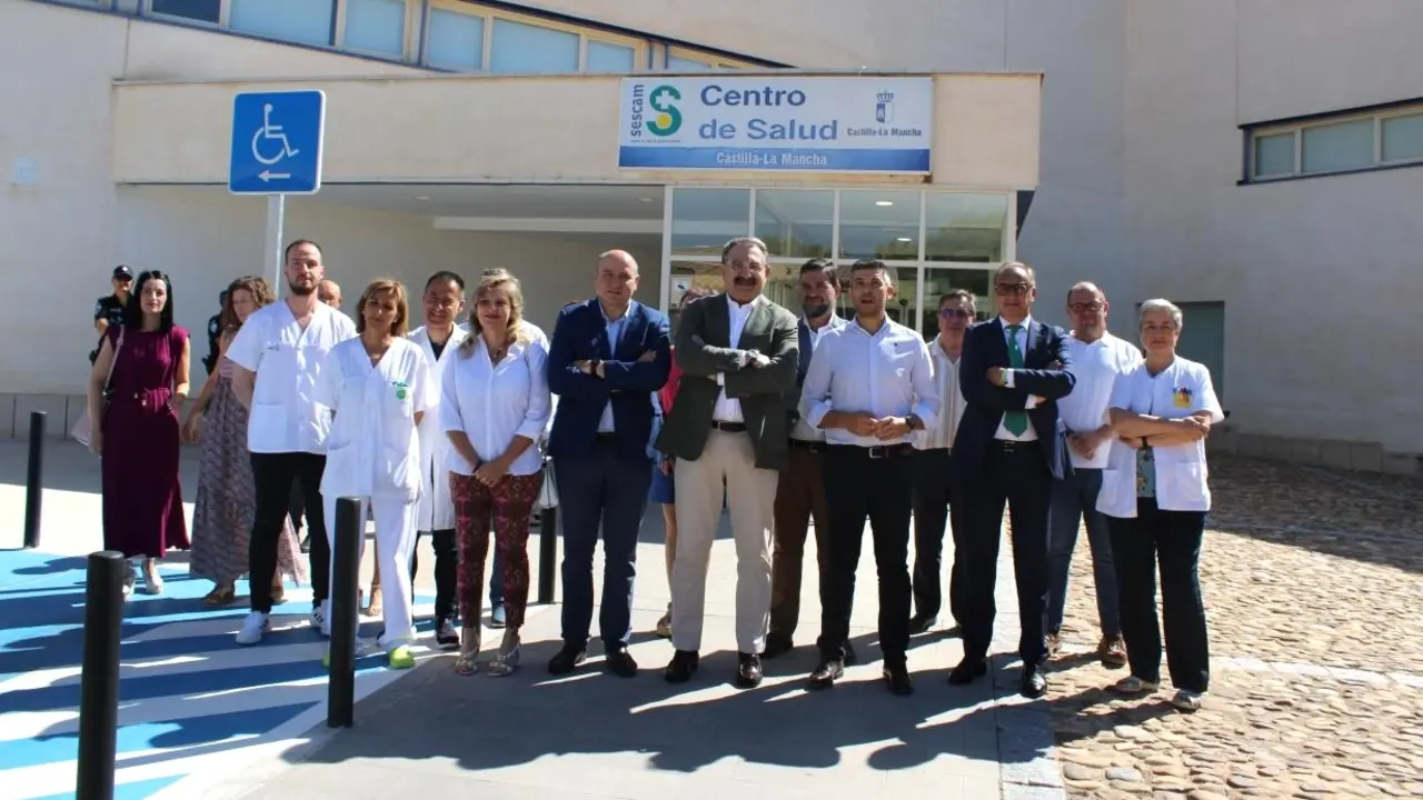 El consejero de Sanidad de Castilla-La Mancha, Jesús Fernández Sanz, durante la visita que ha realizado al centro de salud de Campo de Criptana (Ciudad Real)