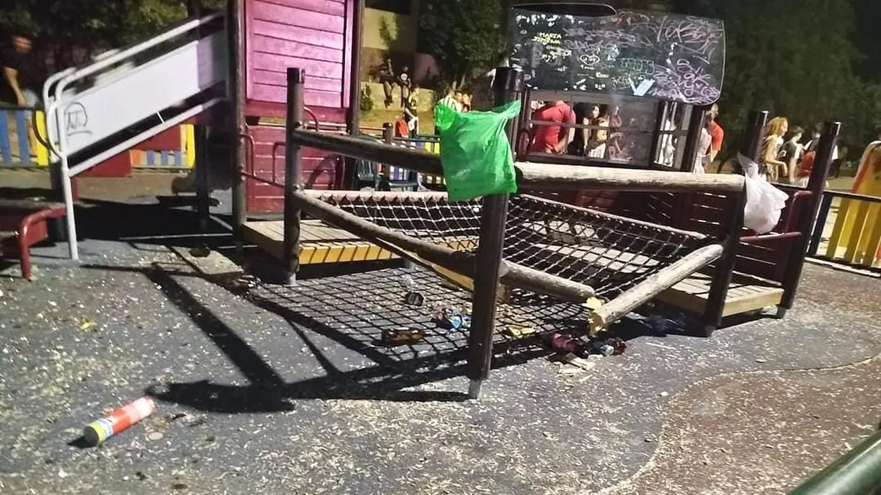 La celebración de la Eurocopa deja destrozos en el parque Santa Ana de Cuenca