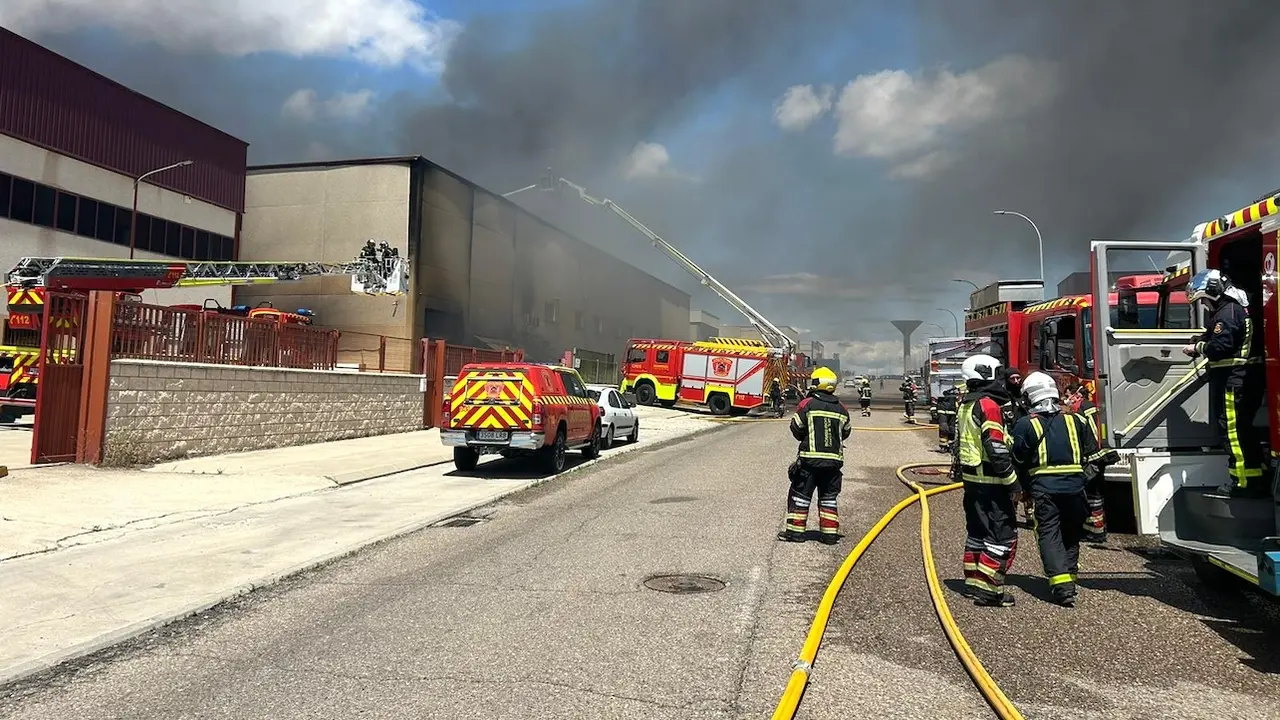 Diez trabajadores evacuados por los bomberos de una empresa de Casarrubios del Monte (Toledo) por un incendio