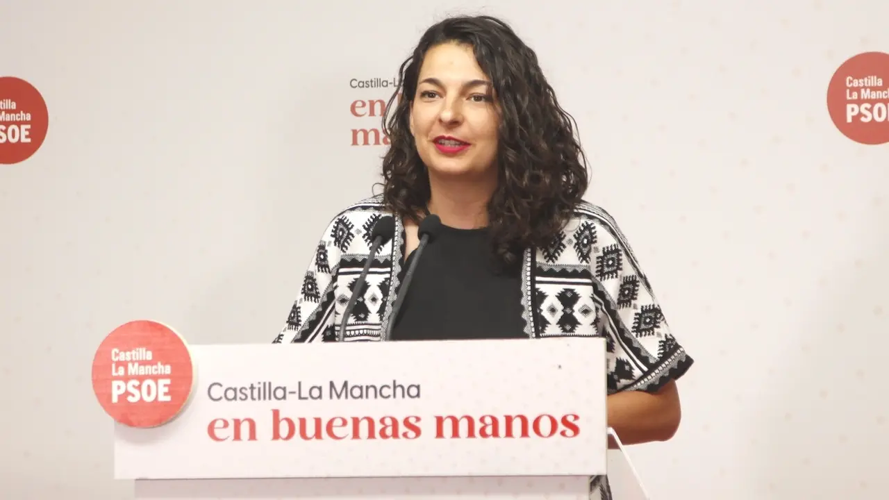 La diputada del PSOE en las Cortes de Castilla-La Mancha, Paloma Jiménez, durante la rueda de prensa que ha ofrecido en la sede de los socialistas en Toledo