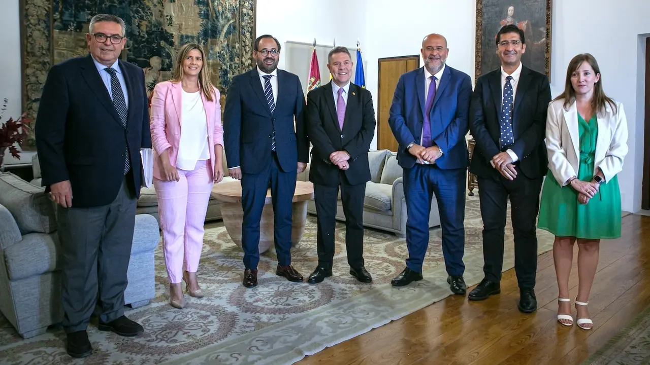 El presidente de Castilla-La Mancha, Emiliano García-Page, se ha reunido en el Palacio de Fuensalida en Toledo, con el presidente regional del Partido Popular, Francisco Núñez