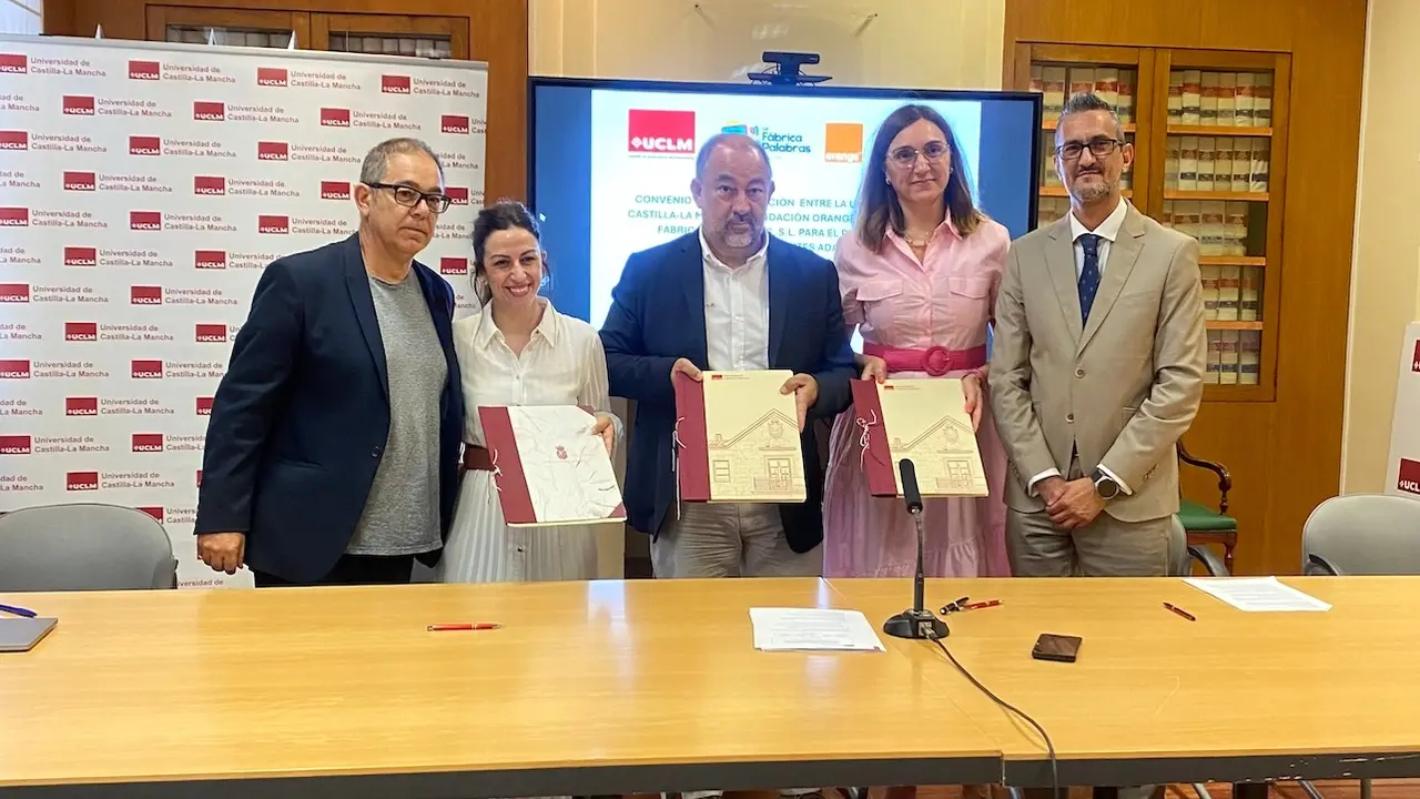 La UCLM y la Fundación Orange renuevan el convenio ‘Jugar es obligatorio’, que ya ha adaptado 600 juguetes para niños con discapacidad
