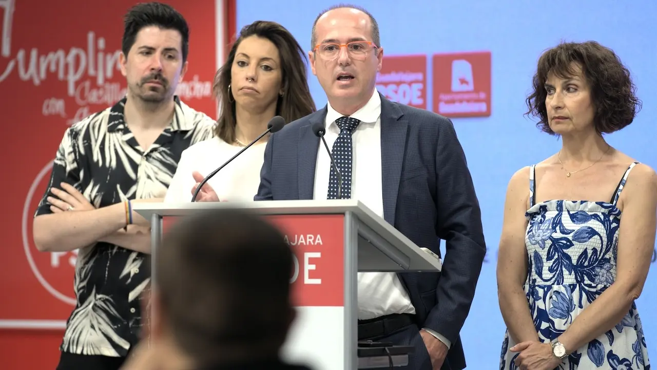 Alberto Rojo acompañado de varios concejales socialistas en el Ayuntamiento de Guadalajara durante la rueda de prensa que ha ofrecido