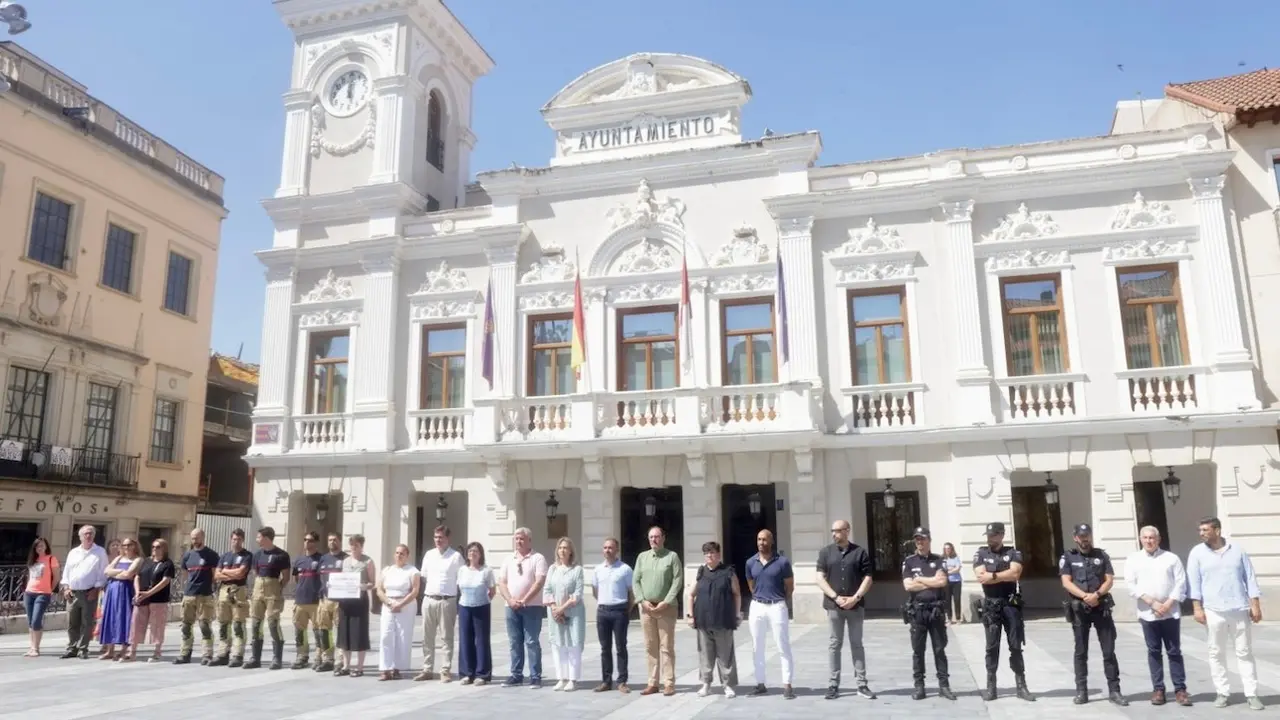 Los grupos políticos del Ayuntamiento de Guadalajara, a excepción del PSOE que lo hizo este lunes como había convocado la FEMP, se concentran contra la violencia machista