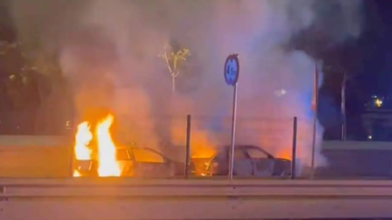 VIDEO. Grave accidente: dos coches colisionan en una avenida y salen ardiendo