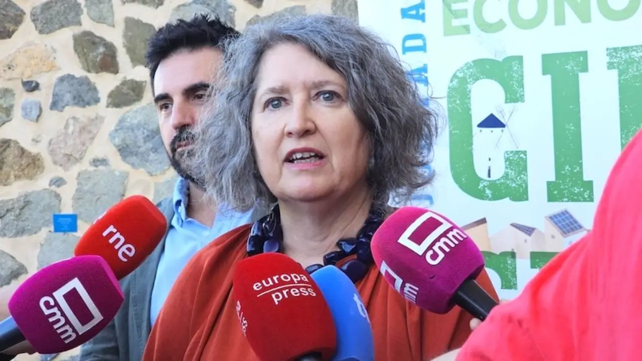 La consejera de Desarrollo Sostenible de Castilla-La Mancha, Mercedes Gómez, atendiendo a los medios de comunicación este miércoles en Toledo