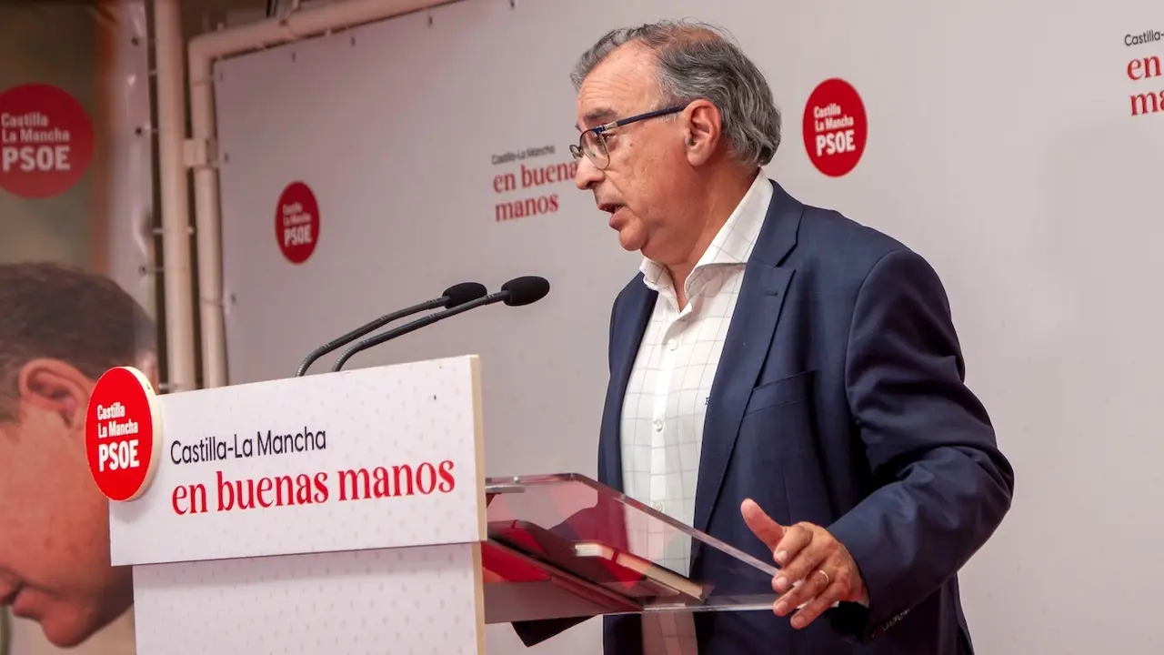 El diputado del PSOE en las Cortes de Castilla-La Mancha, Fernando Mora, durante la rueda de prensa que ha ofrecido en la sede de los socialistas en Toledo