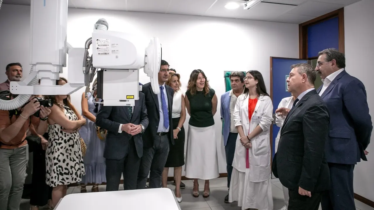 El presidente de Castilla-La Mancha, Emiliano García-Page, ha visitado el nuevo TC y sala de radiología del Centro de Especialidades, Diagnóstico y Tratamiento de Almadén (Ciudad Real)