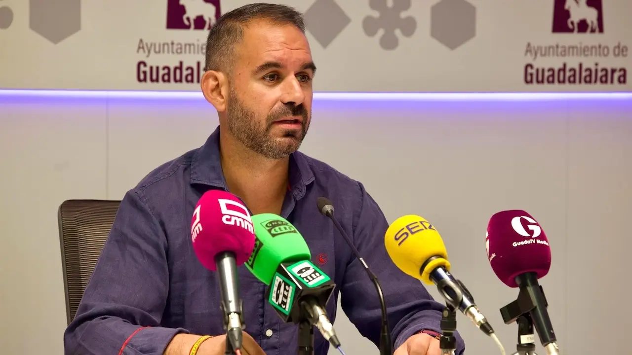 El concejal de Movilidad del Ayuntamiento de Guadalajara, Santiago López Pomeda, durante la rueda de prensa que ha ofrecido en el Consistorio