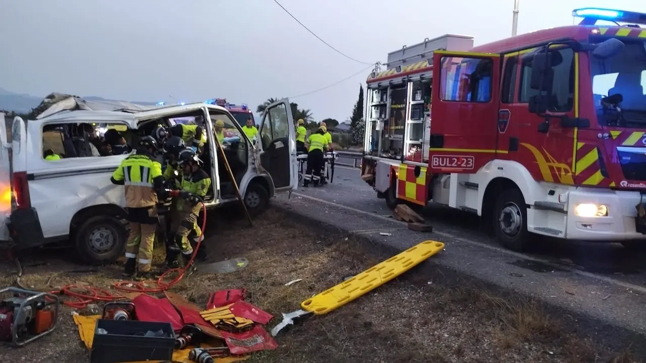 Un muerto y ocho heridos tras chocar una furgoneta y un camión en una carretera