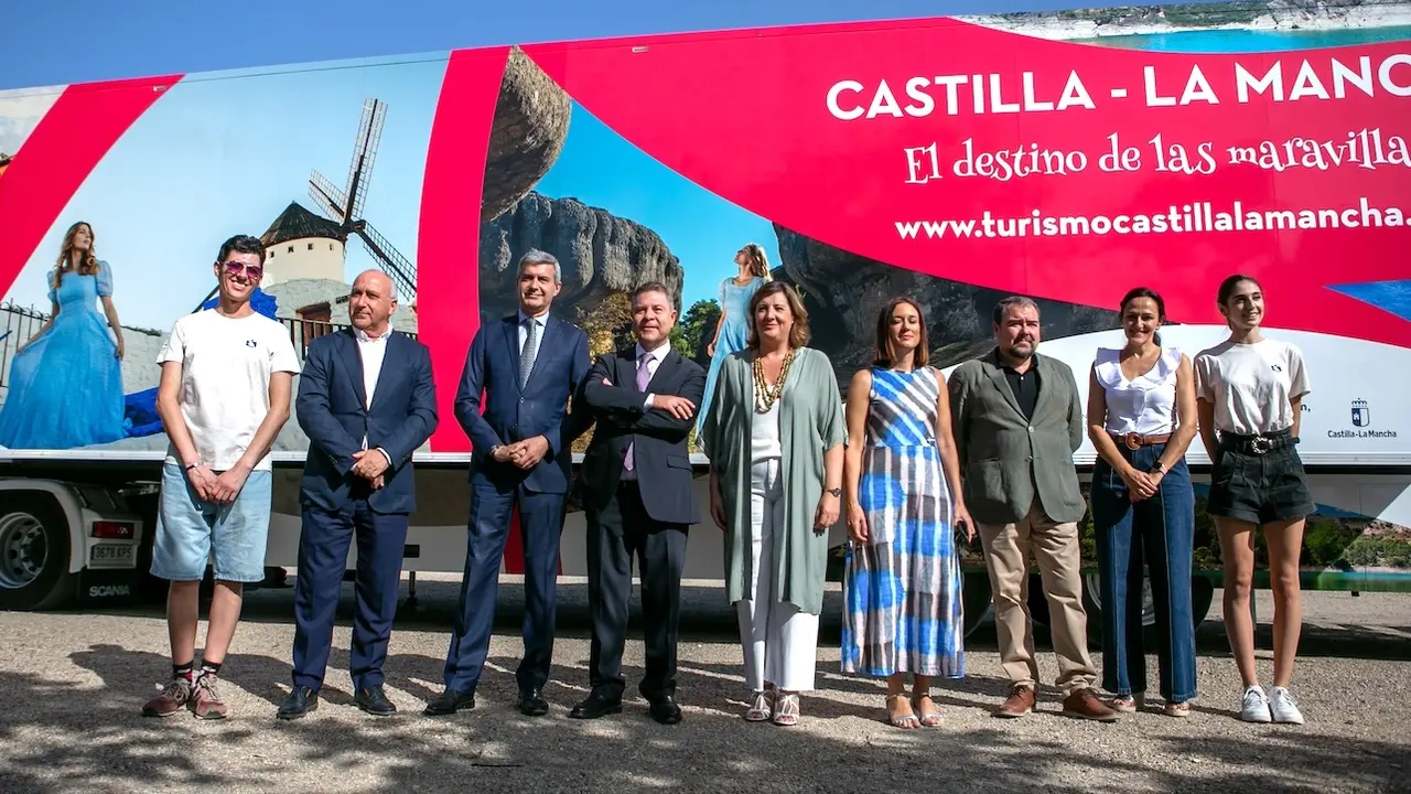 El jefe del Ejecutivo regional, Emiliano García-Page, visita la caravana promocional de turismo de la región, que recorrerá diversos puntos turísticos de las costas españolas durante el verano de 2024 para promocionar la actividad turística en Castilla-La Mancha.