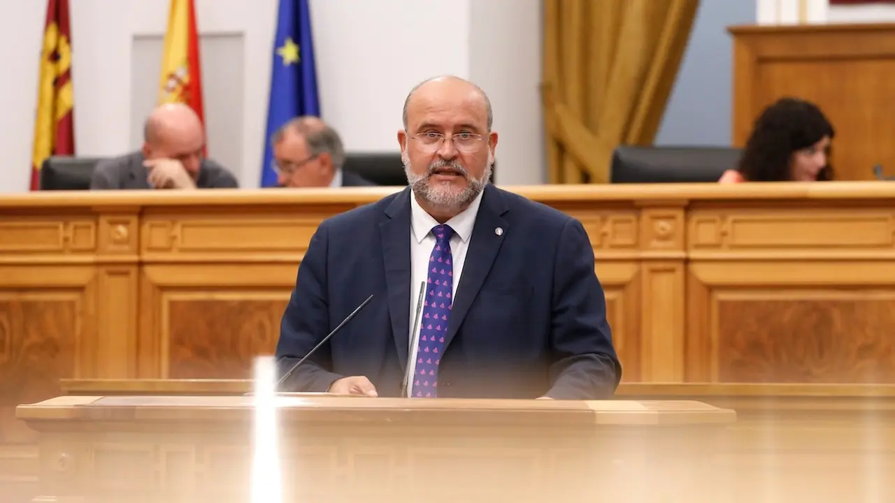 El vicepresidente primero del Gobierno de Castilla-La Mancha, José Luis Martínez Guijarro, durante su intervención en el Pleno de las Cortes regionales