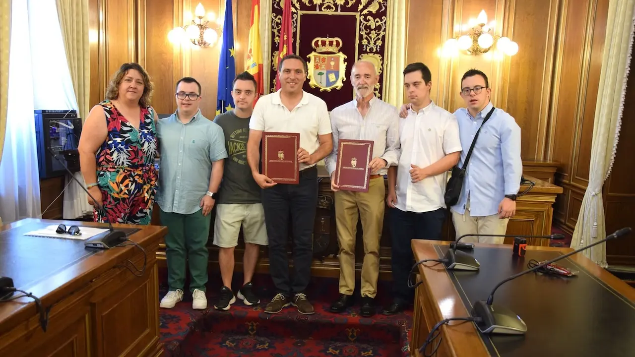 La Diputación de Cuenca y ADOCU renuevan su alianza para fomentar la inclusión laboral