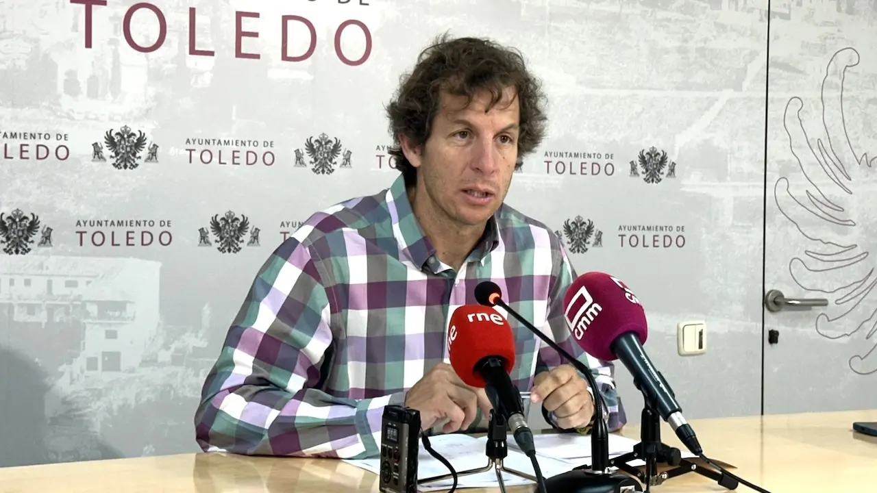 El concejal de Medioambiente, Río Tajo y Deportes, Rubén Lozano, durante la rueda de prensa que ha ofrecido en el Consistorio