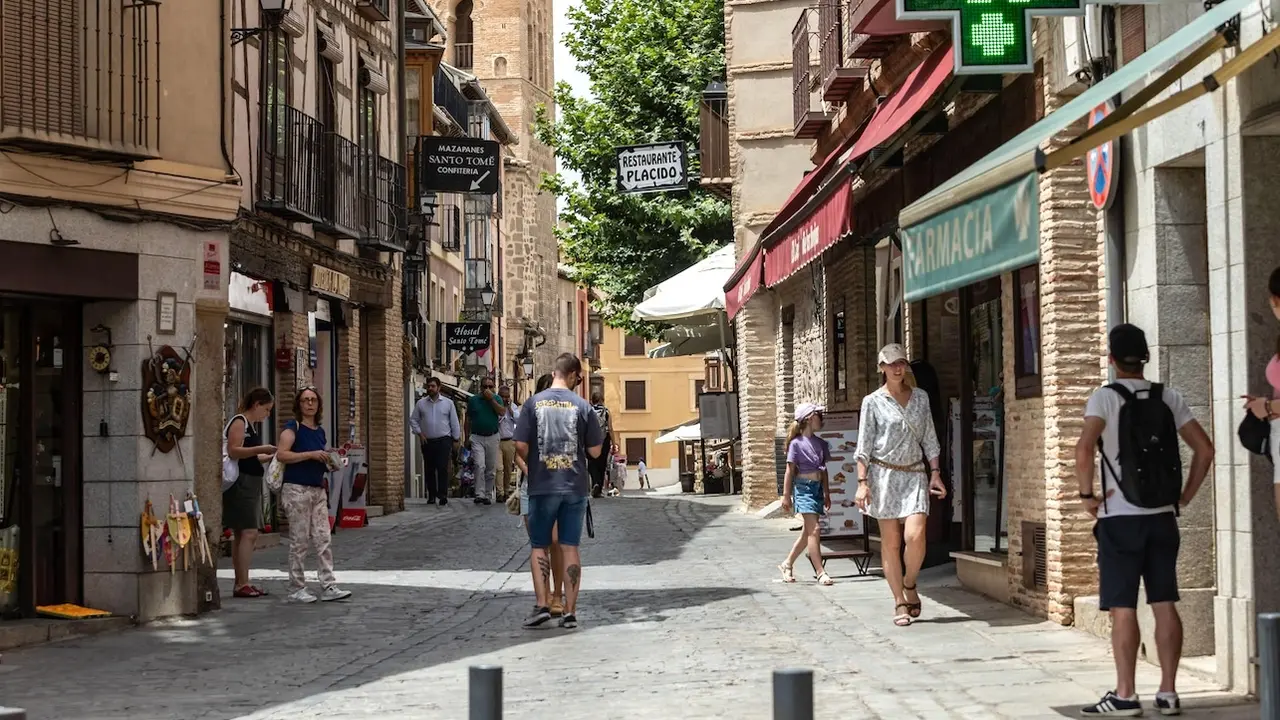 Varios turistas pasean por una calle del Casco Histórico de Toledo, este jueves en plena ola de calor en España - EFE/Ángeles Visdómine