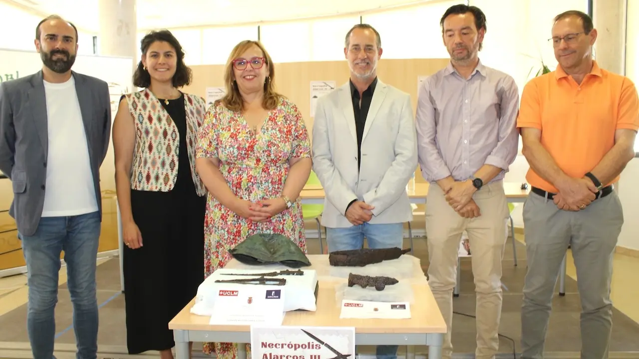Poblete presenta 11 piezas recuperadas de la necrópolis de Alarcos, Ciudad Real
