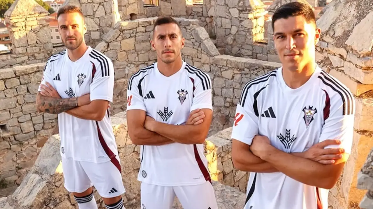 El Albacete presenta su primera equipación: blanca y con detalles en negro y granate