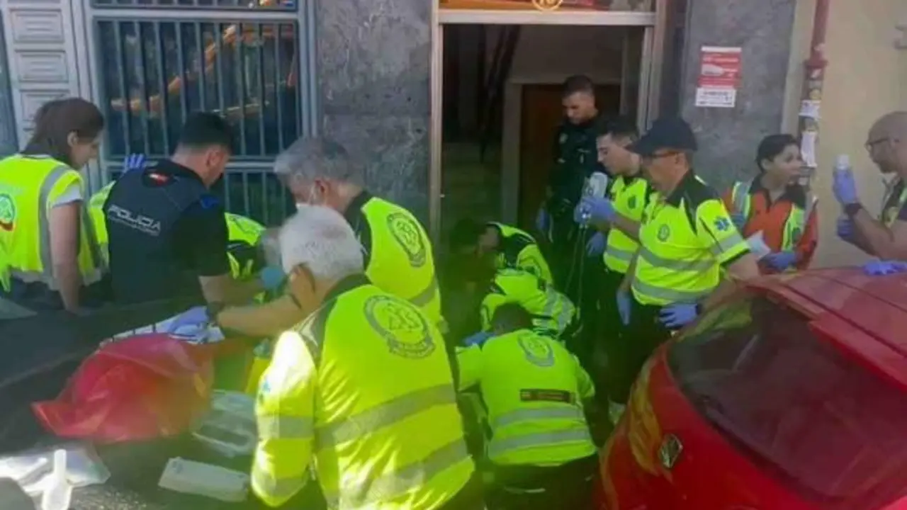 Asaltan por la espalda y cosen a puñaladas a un chico de 23 años: iba con su novia
