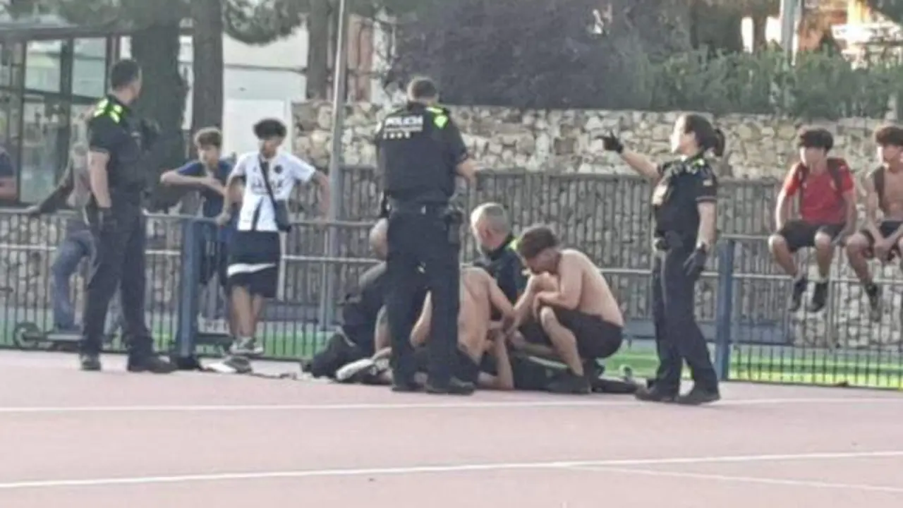 Ataca a un chico con un pico en plena calle y lo envía al hospital sin una mano