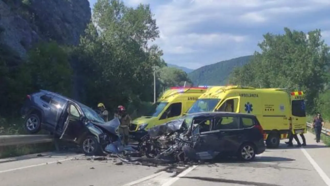 Dos conductores muertos y varios heridos en un choque frontal de dos turismos, colisión, accidente de tráfico