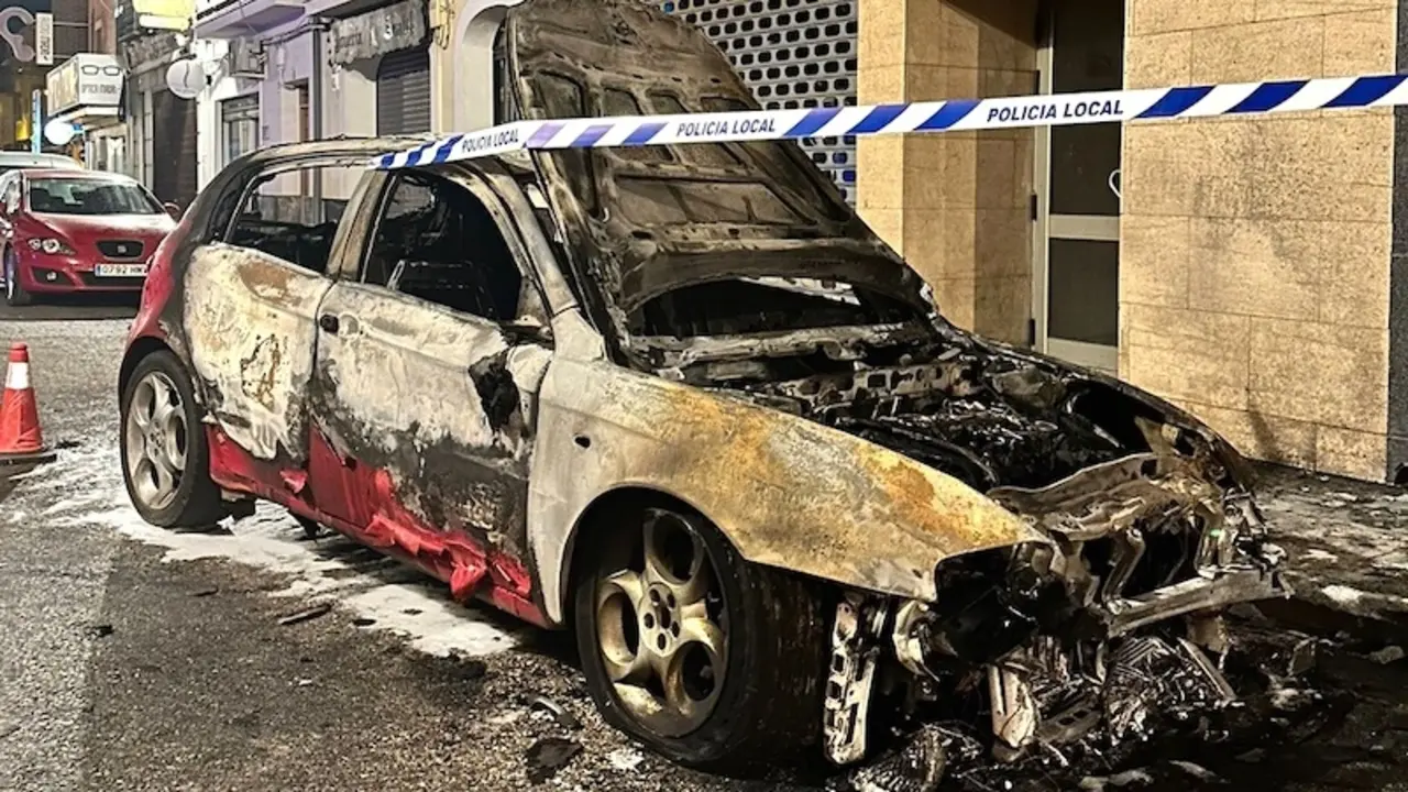 Un turismo arde cuando circulaba por el centro de Almadén (Ciudad Real) sin causar heridos